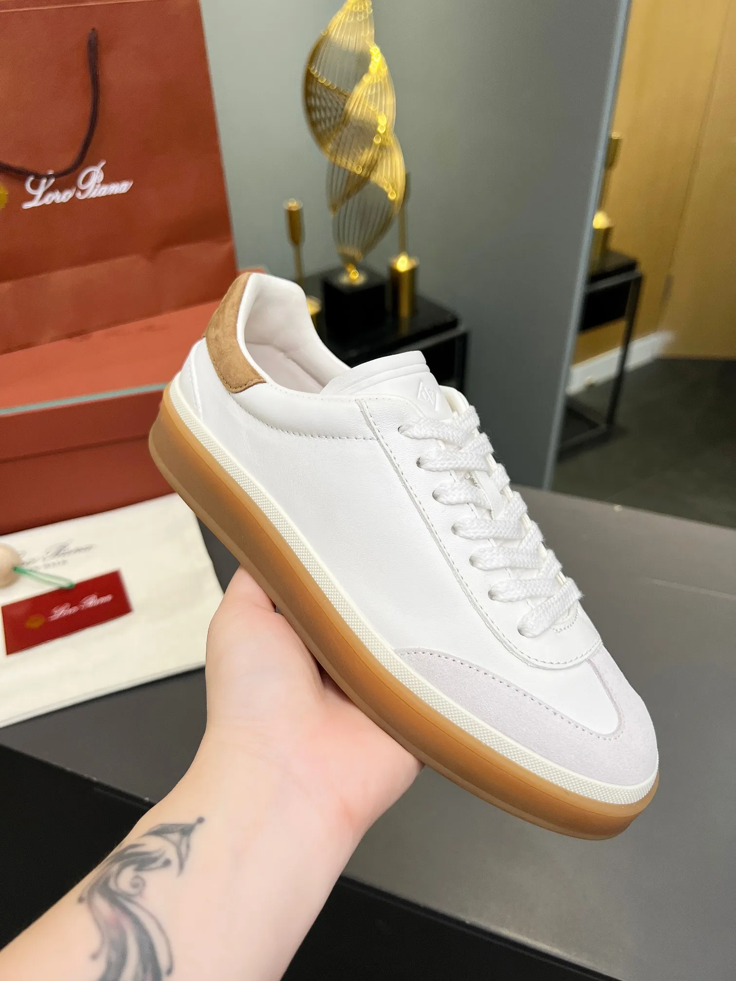Factory price: 580💰Purchase level, high version🦅⛳️ Italy [Loro men's shoes💰iana] Tennis walk series L men's shoes💰Couple moral training shoes casual sports shoes sneakers🎁🎁 Original purchase development and production This new suede tennis shoe adopts an ultra-low design, suitable for wearing all year round👫👫 The wrapped sole creates an effortlessly attractive color combination that harmoniously blends functionality with understated style, making it the ideal shoe for urban wear. Soft calfskin tongue with Kummel color insert at the heel, embossed L Men's shoes 💰 Logo Cotton lace upper, cowhide suede sole Rubber-lined calfskin ✦ Upper: imported first-layer cowhide ➕ Customized original cowhide ✦ Lining: cowhide lining ➕ Cow leather insole ✦ Sole: Original open-molded T men's shoe 💰R ultra-lightweight outsole ✦Packaging: Original full set of packaging ✦Female size: 35--40, ✦Male size: 39--44, customized 45